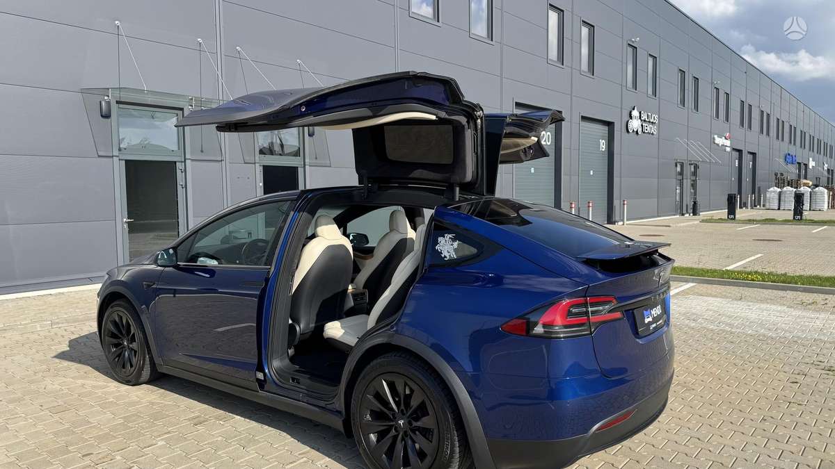 Tesla Model X - 9