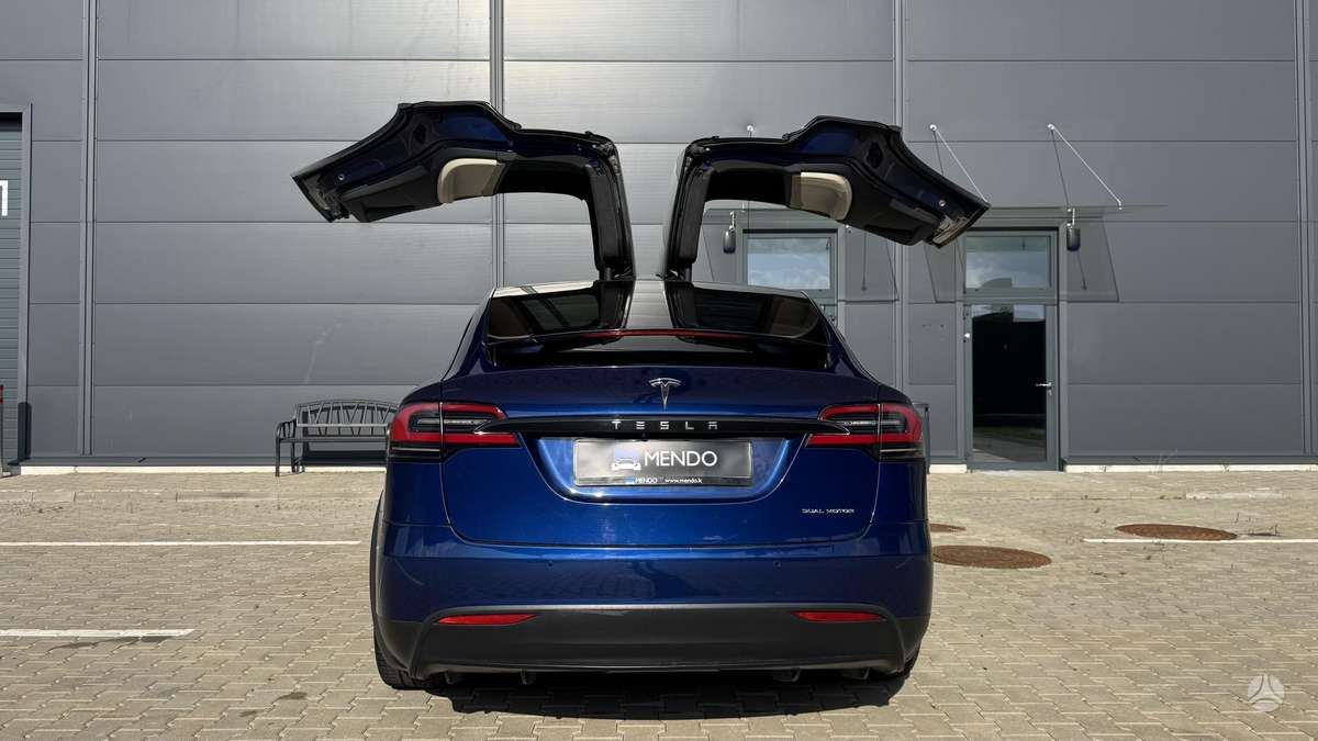 Tesla Model X - 10