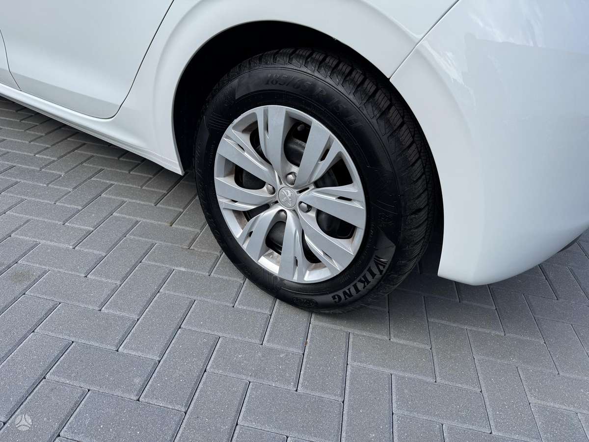 Peugeot 208, 1.2 l., hatchback