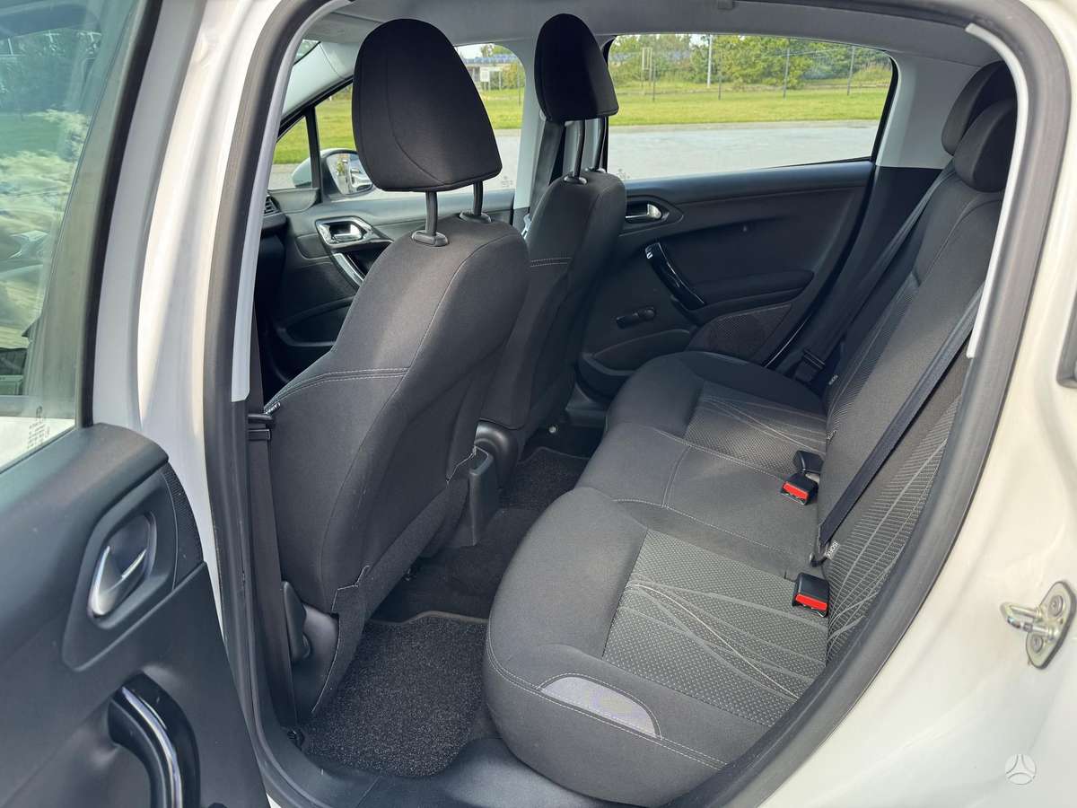 Peugeot 208, 1.2 l., hatchback