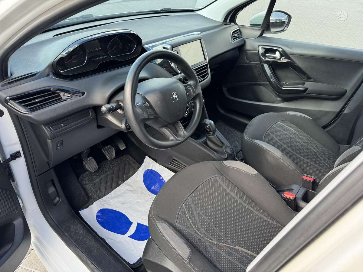 Peugeot 208, 1.2 l., hatchback