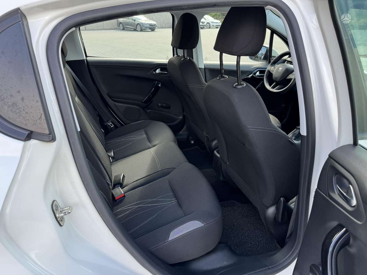 Peugeot 208, 1.2 l., hatchback