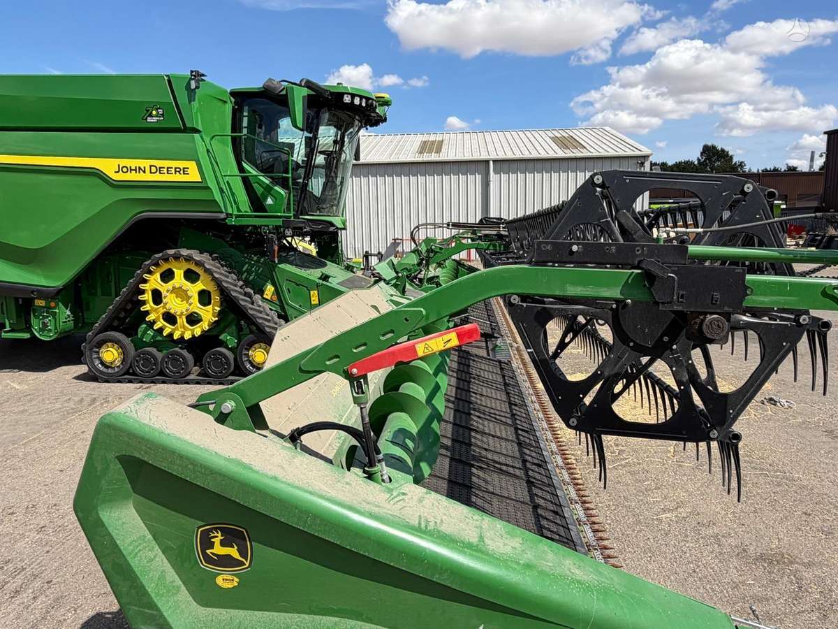 John Deere X9 1100, combine harvesters