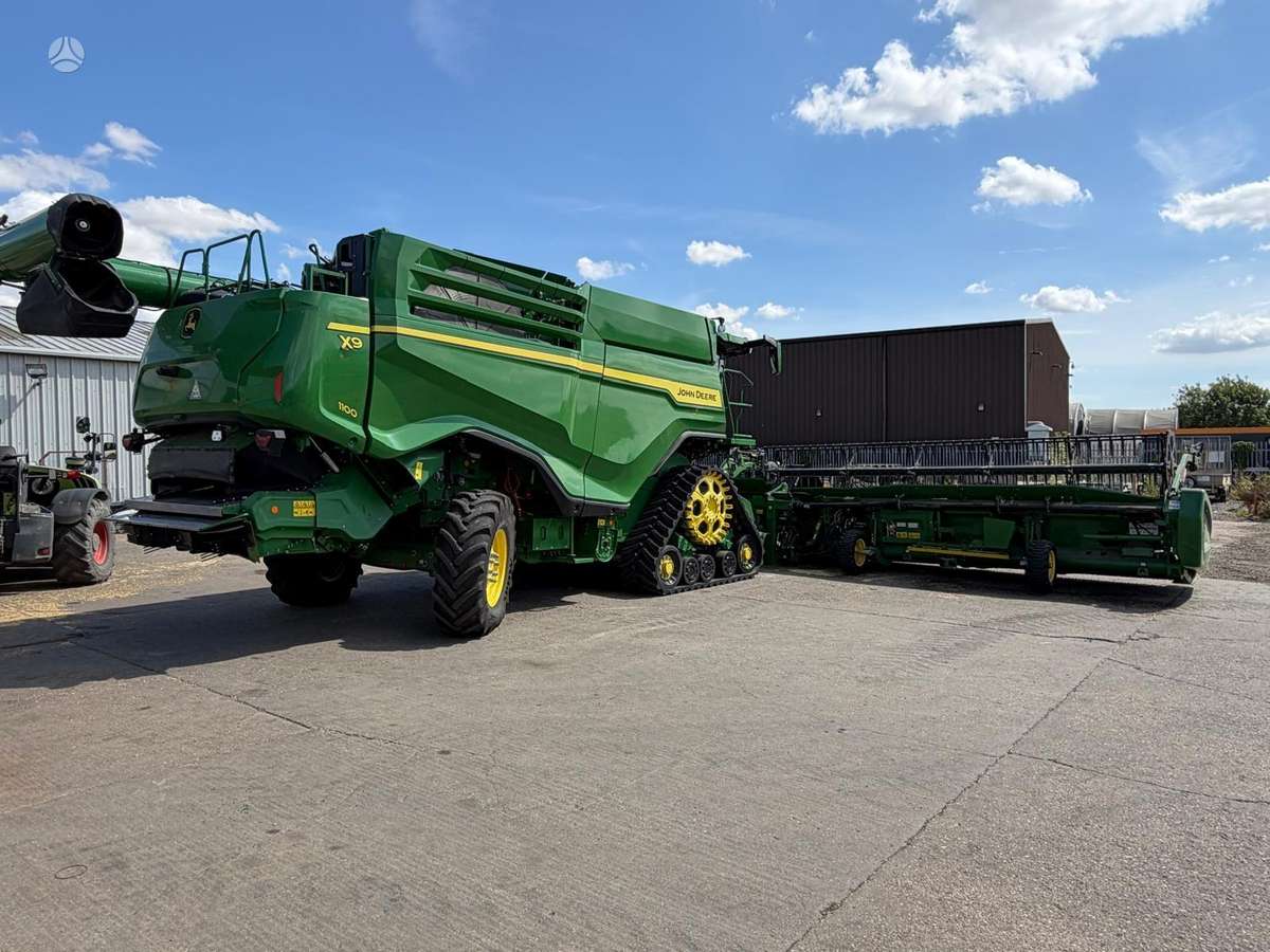 John Deere X9 1100, combine harvesters