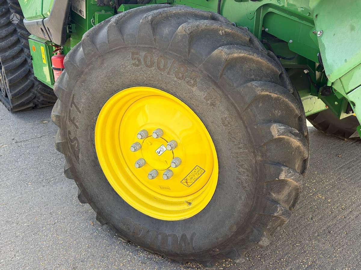 John Deere X9 1100, combine harvesters