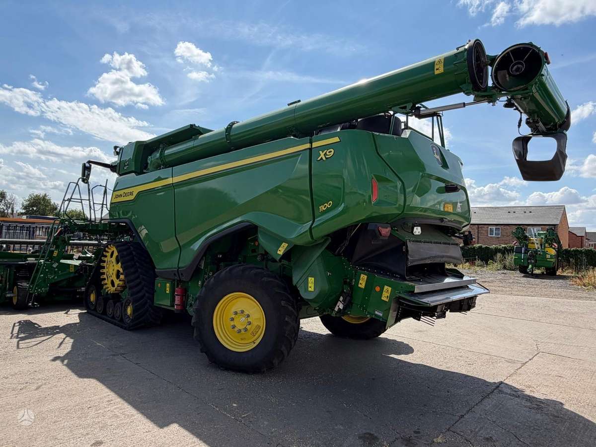 John Deere X9 1100, combine harvesters