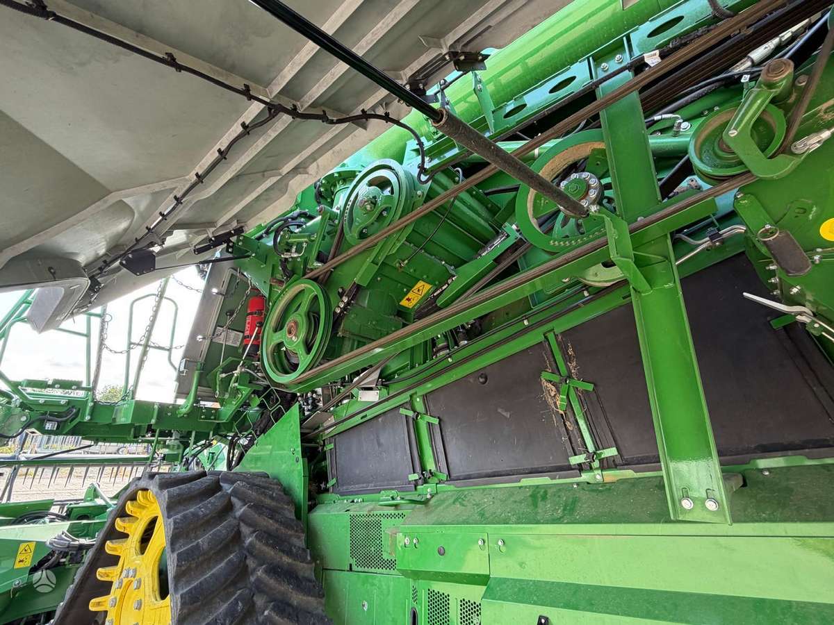 John Deere X9 1100, combine harvesters