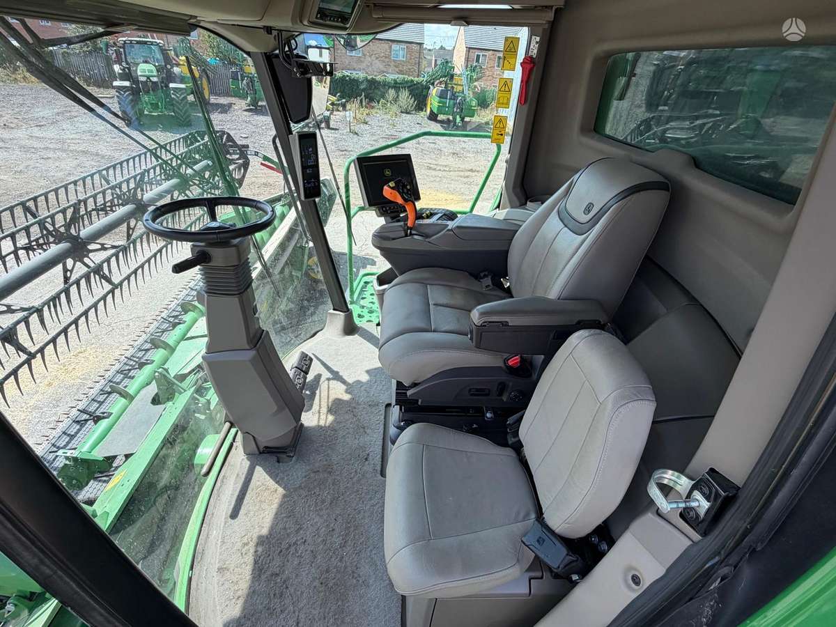John Deere X9 1100, combine harvesters