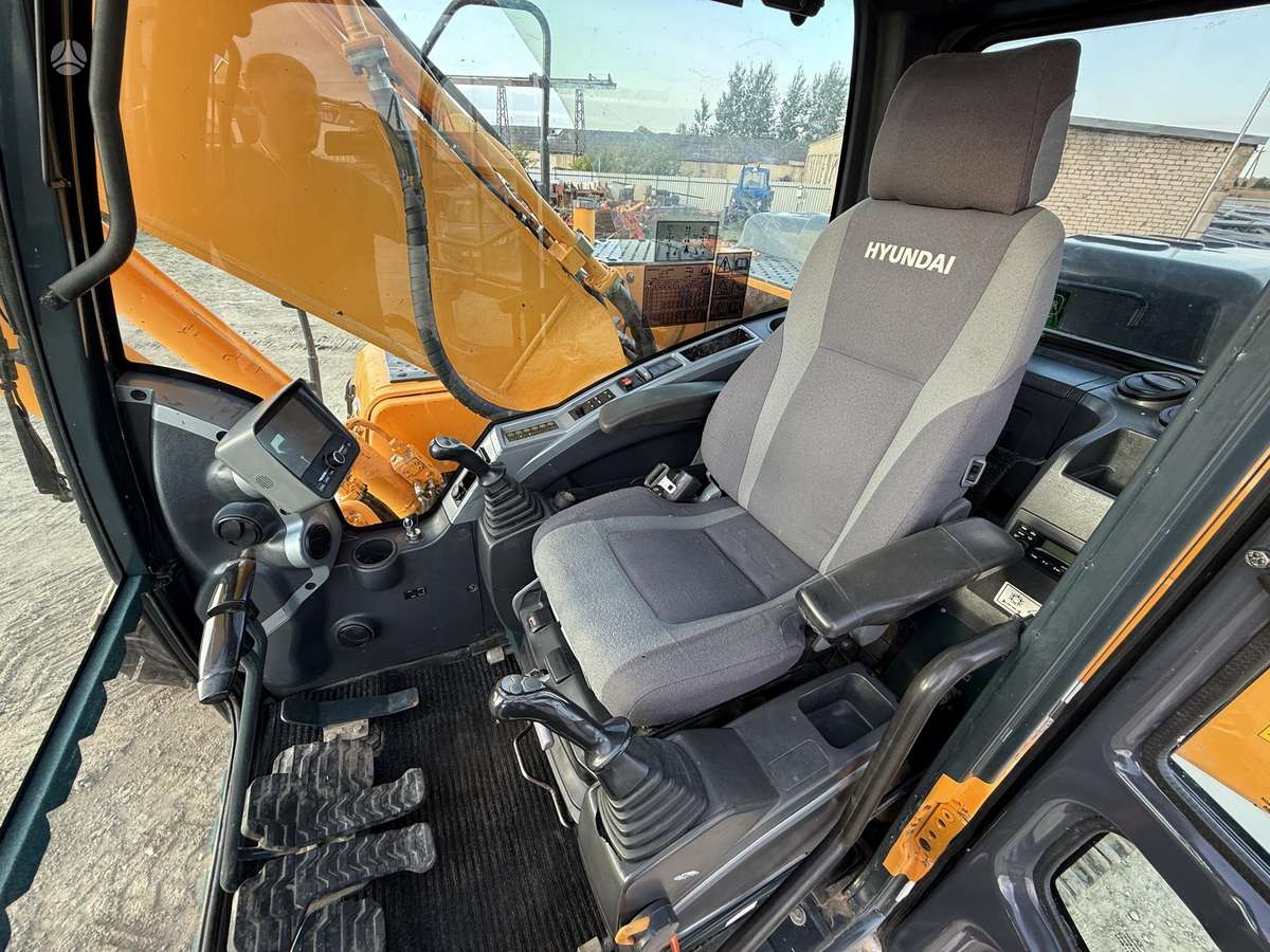 Hyundai Robex 210 LC-9, excavator