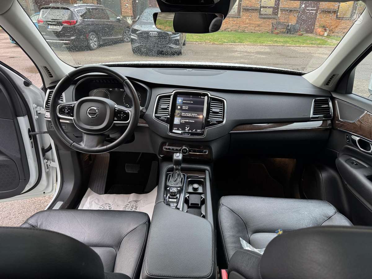 Volvo XC90, 2.0 l., off-road / crossover