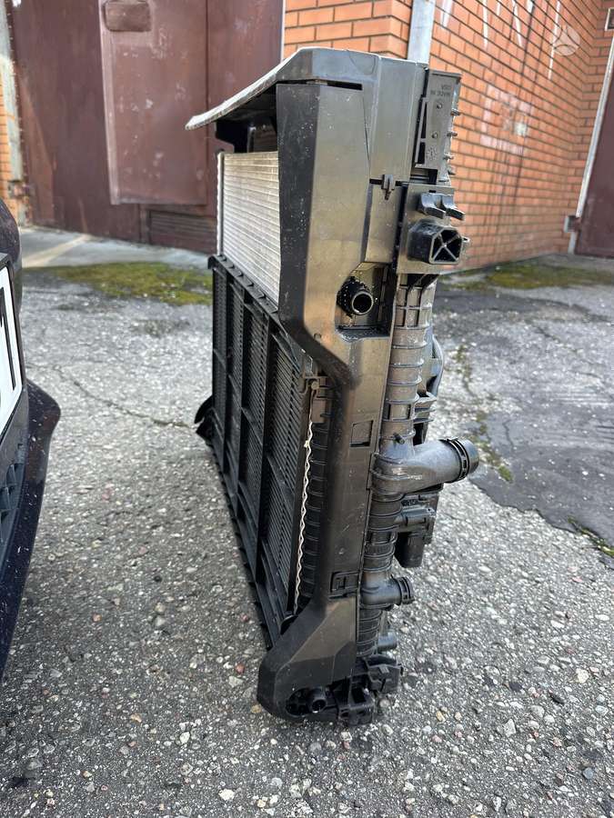 BMW X5 variklio aušinimo detalės