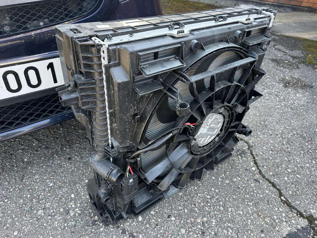 BMW X5 variklio aušinimo detalės