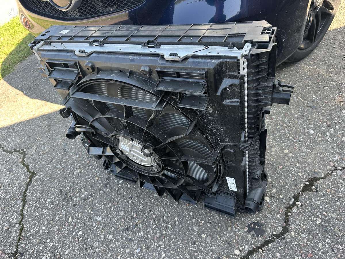 BMW X5 variklio aušinimo detalės