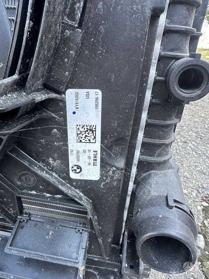 BMW X5 variklio aušinimo detalės
