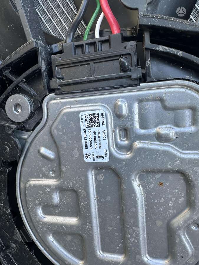 BMW X5 variklio aušinimo detalės