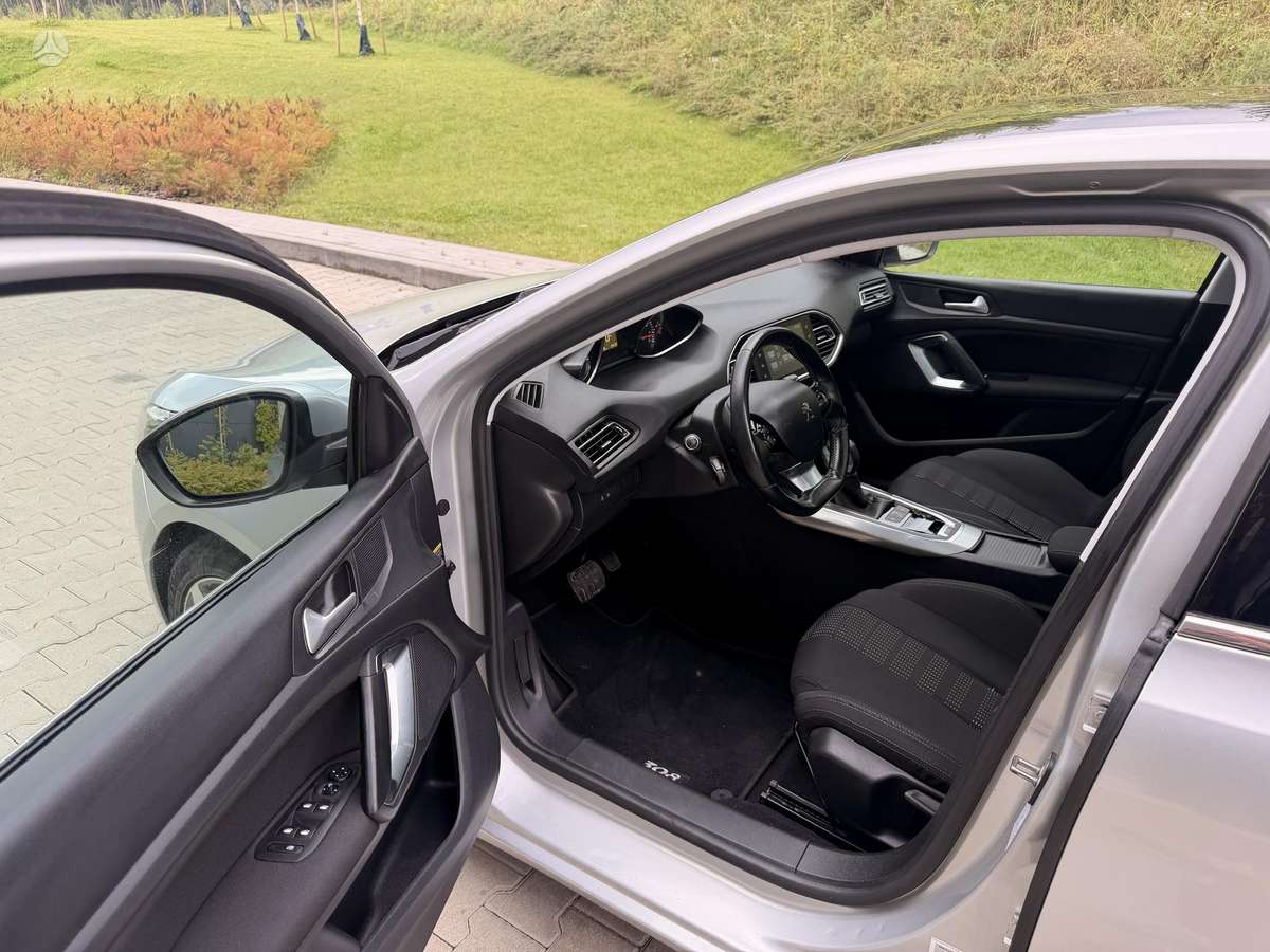 Peugeot 308, 1.2 l., hatchback