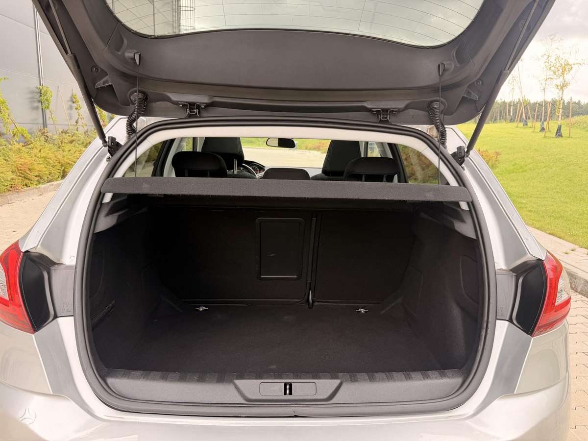 Peugeot 308, 1.2 l., hatchback