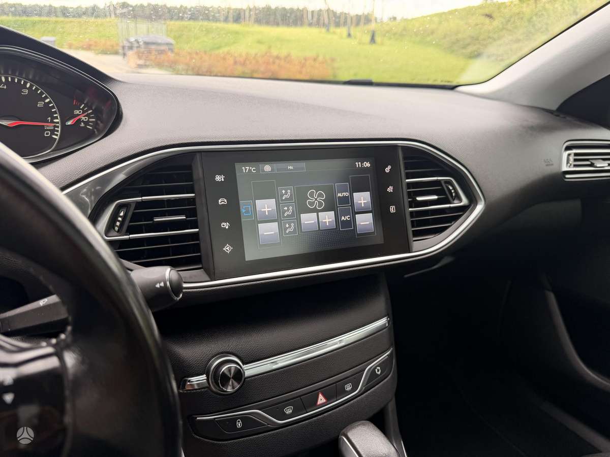 Peugeot 308, 1.2 l., hatchback