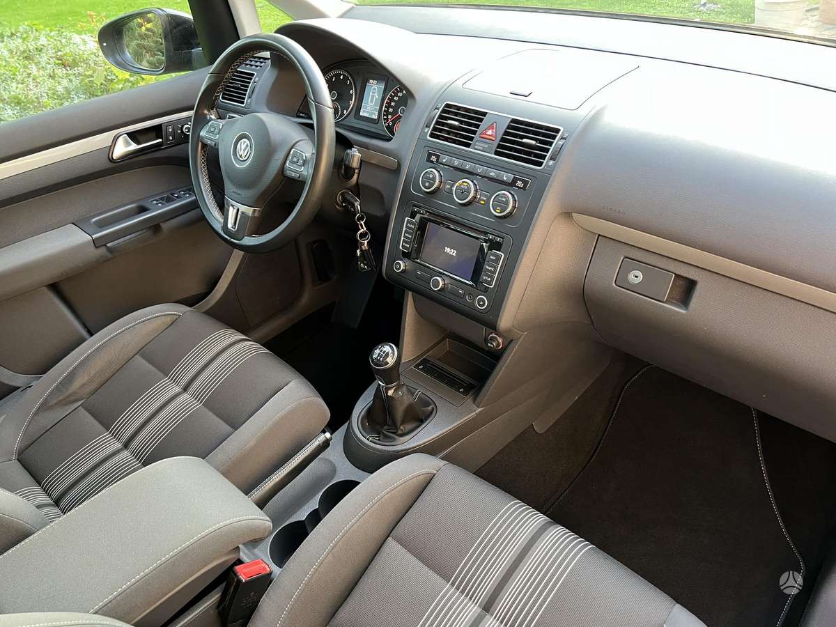 Volkswagen Touran - 12