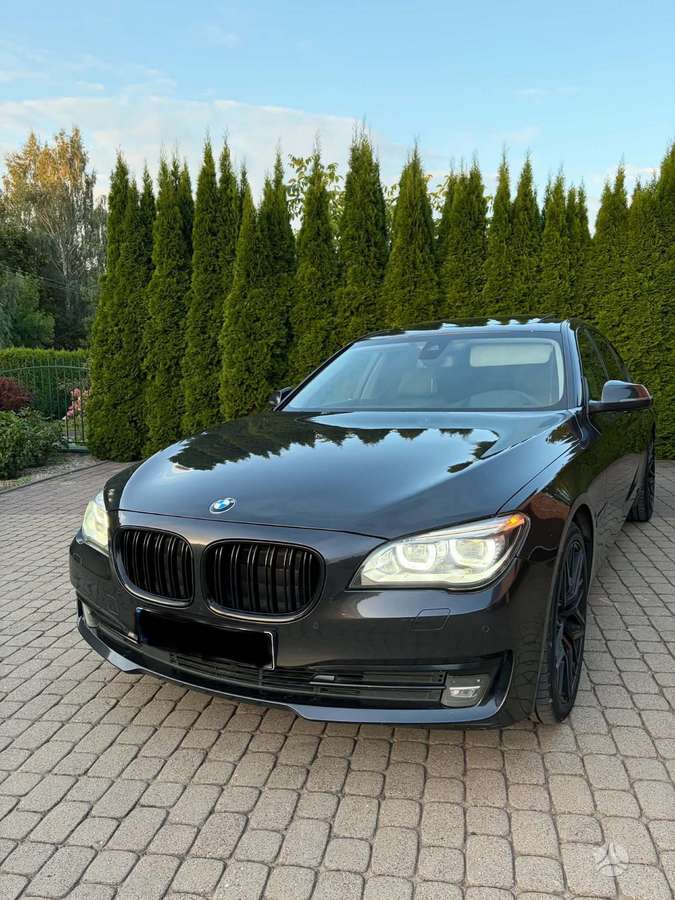BMW 730, Седан