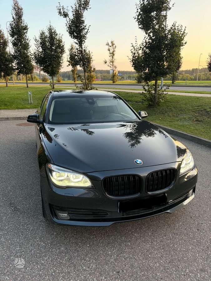 BMW 730, Седан