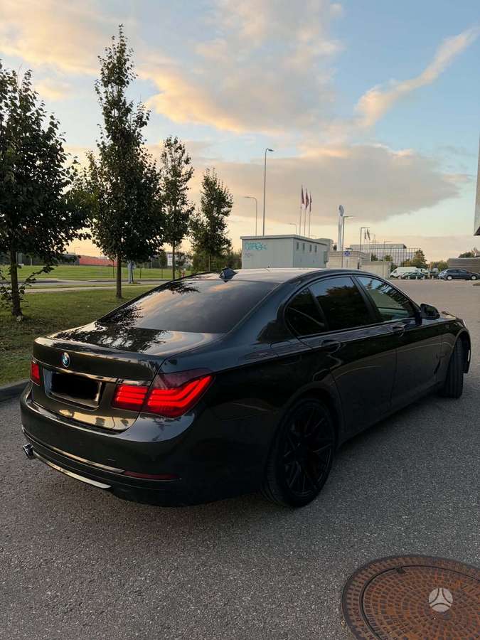 BMW 730, Седан