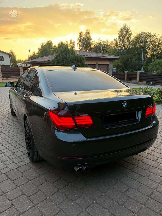 BMW 730, Седан