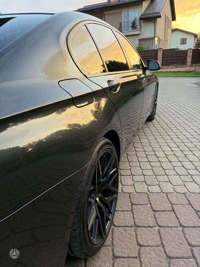 BMW 730, Седан