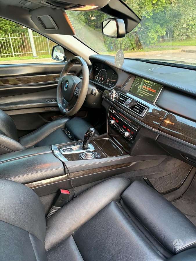 BMW 730, Седан