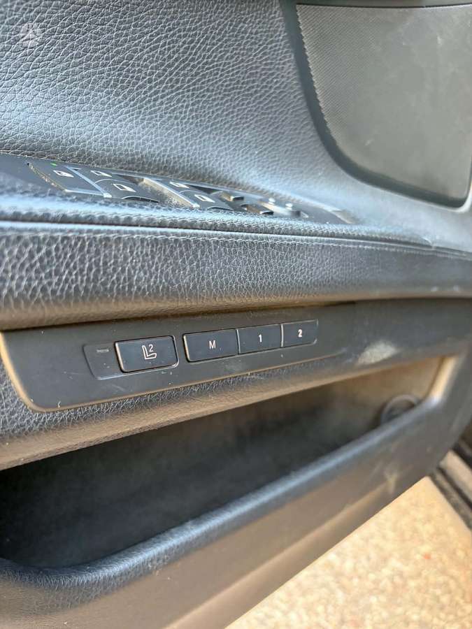BMW 730, Седан