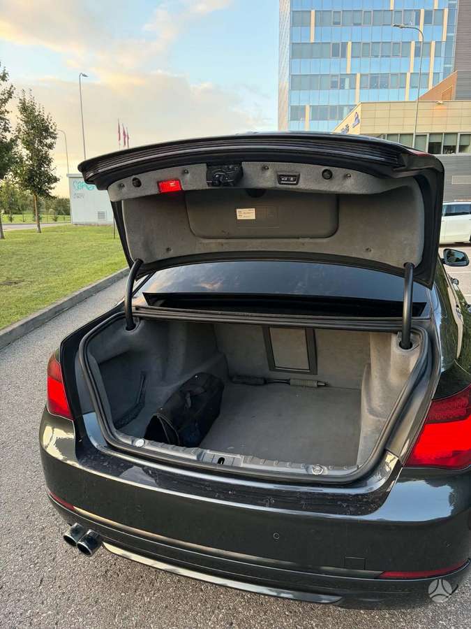 BMW 730, Седан