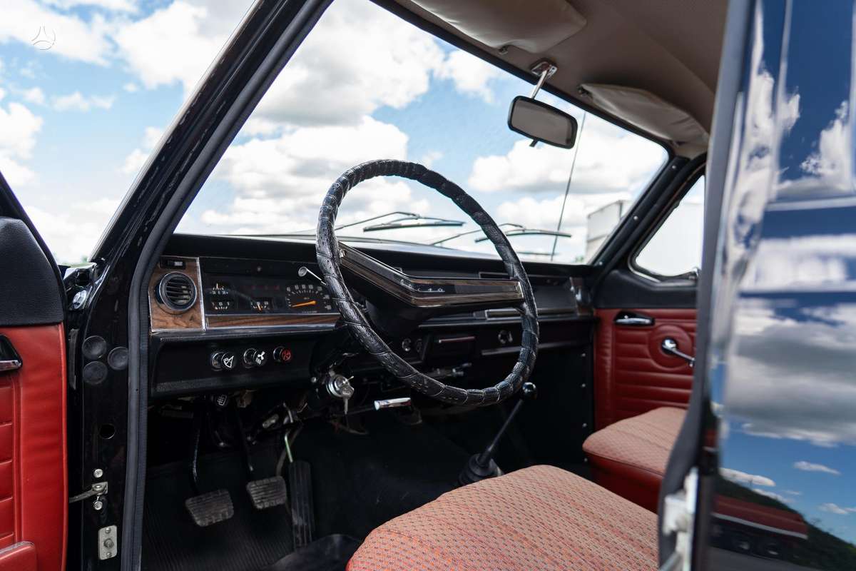 GAZ 24, 2.5 l., Седан