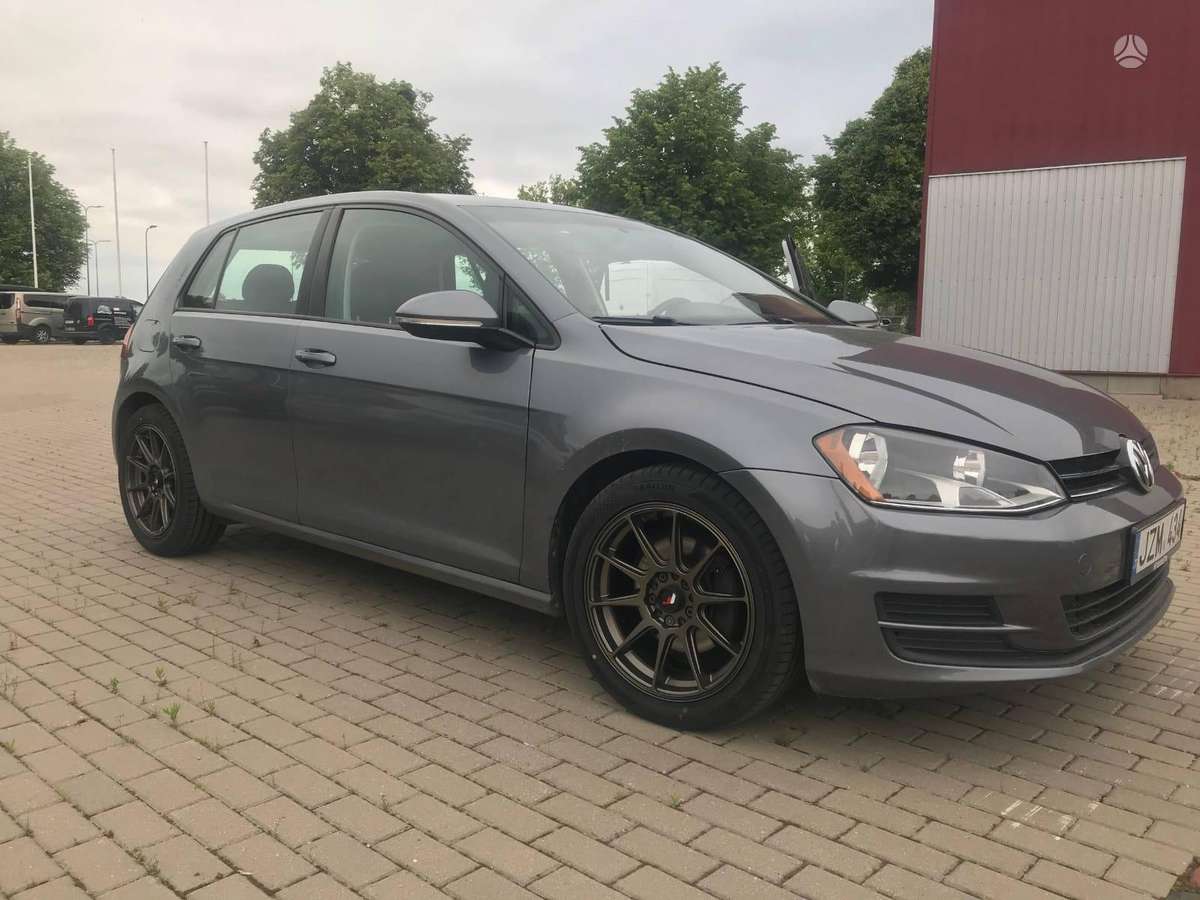 Volkswagen Golf - 1