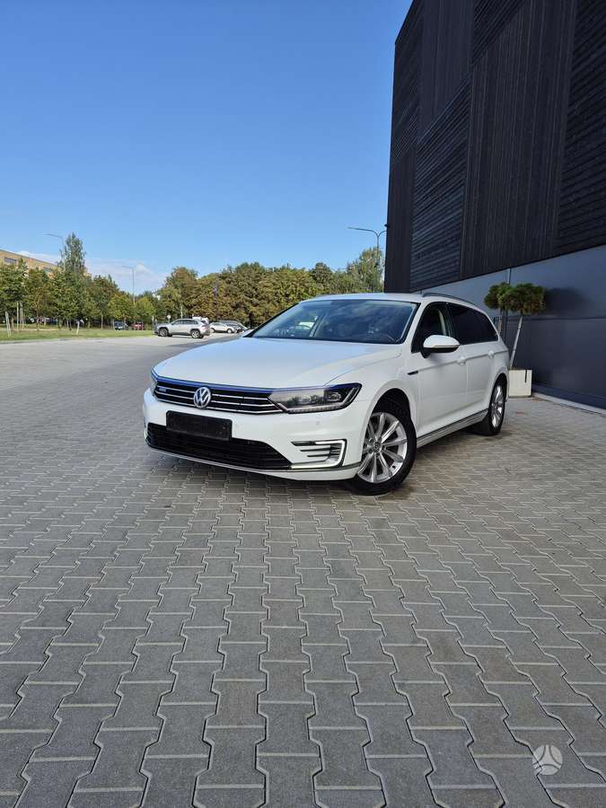 Volkswagen Passat - 1
