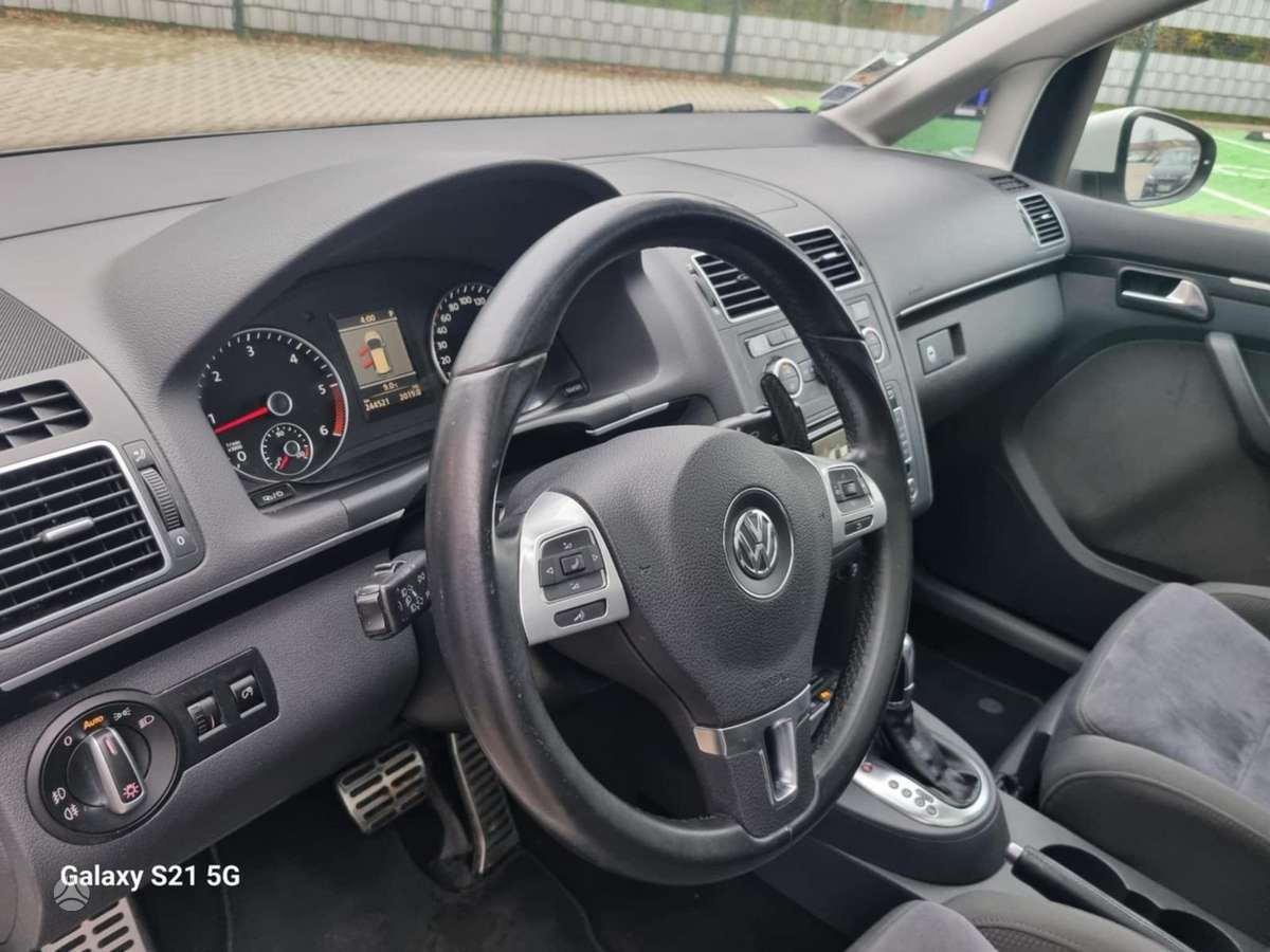 Volkswagen Touran - 10