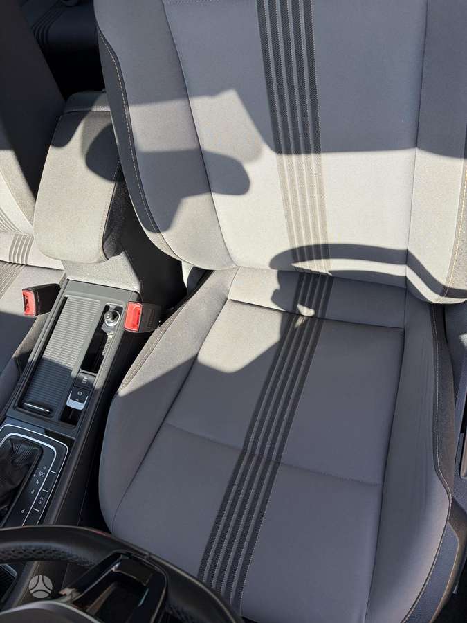 Volkswagen Golf - 8