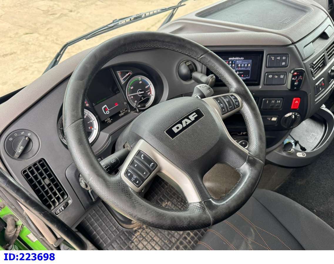 DAF XF 530, su kranu