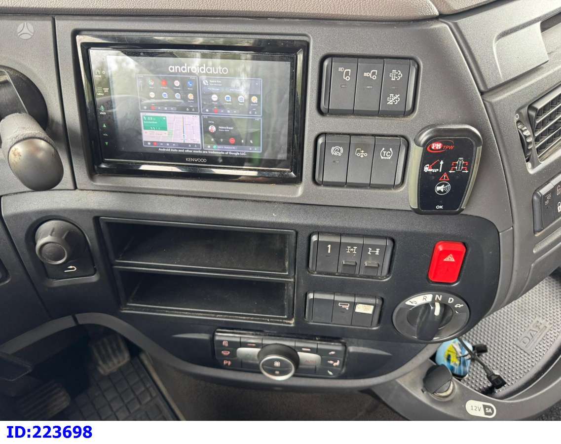 DAF XF 530, su kranu