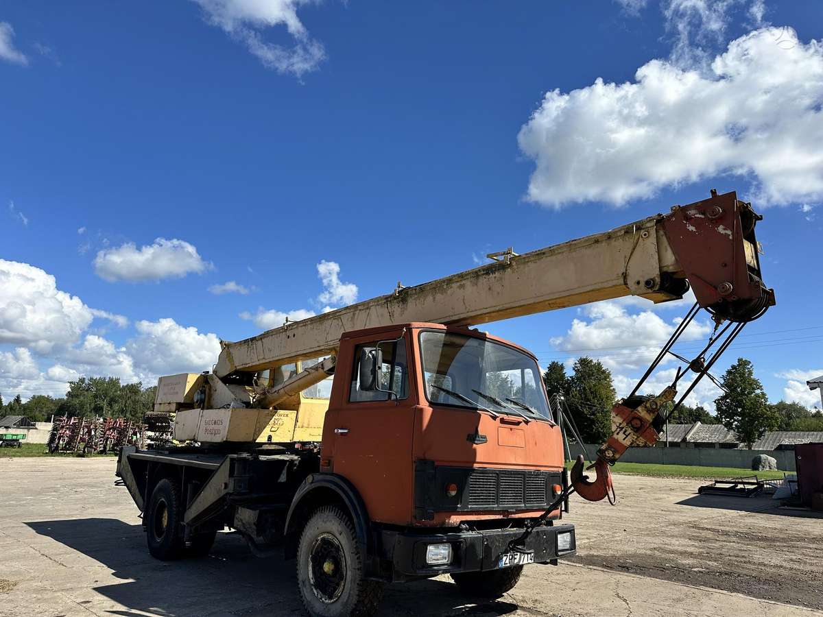 MAZ 5337, crane