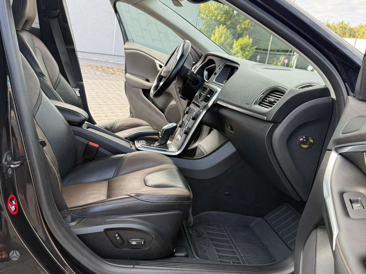 Volvo V40 Cross Country - 12