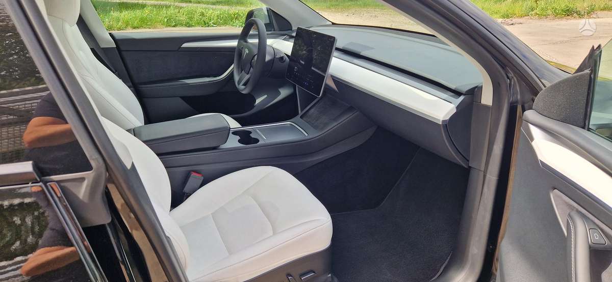 Tesla Model Y, 82 kWh, hatchback