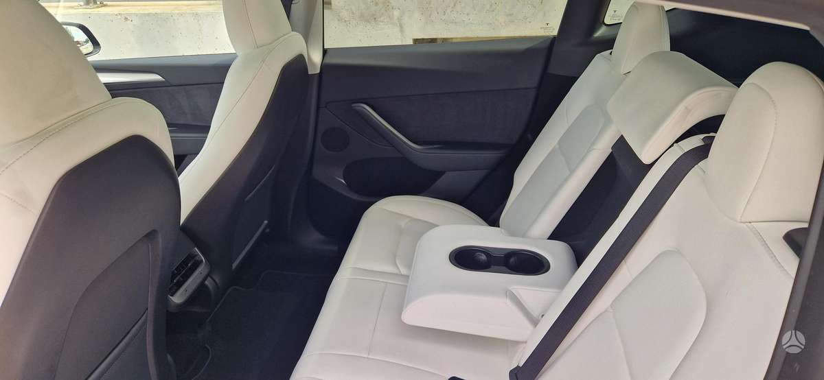 Tesla Model Y, 82 kWh, hatchback