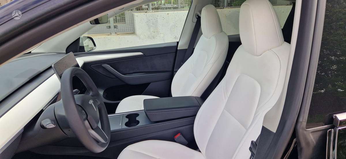 Tesla Model Y, 82 kWh, hatchback
