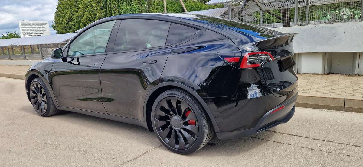 Tesla Model Y, 82 kWh, hatchback