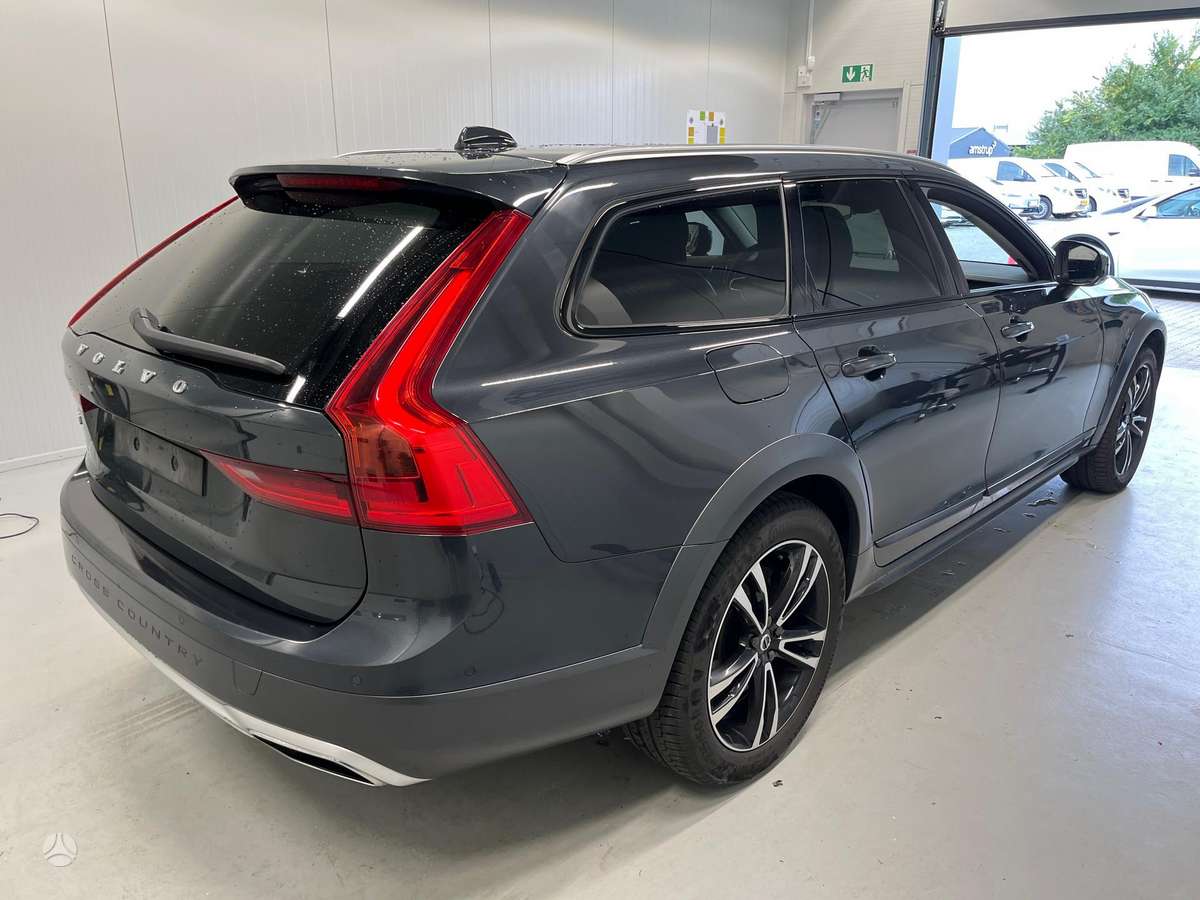 Volvo V90 Cross Country - 4