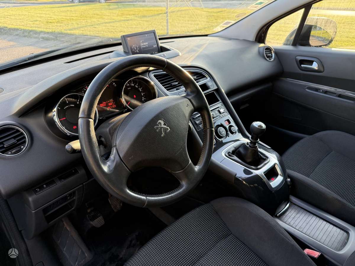 Peugeot 5008 - 8