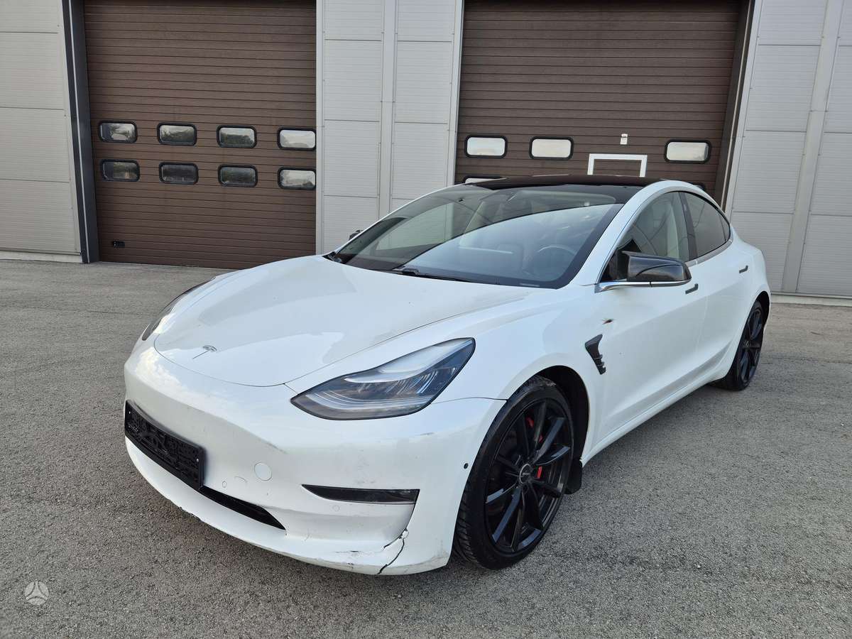 Tesla Model 3, Седан