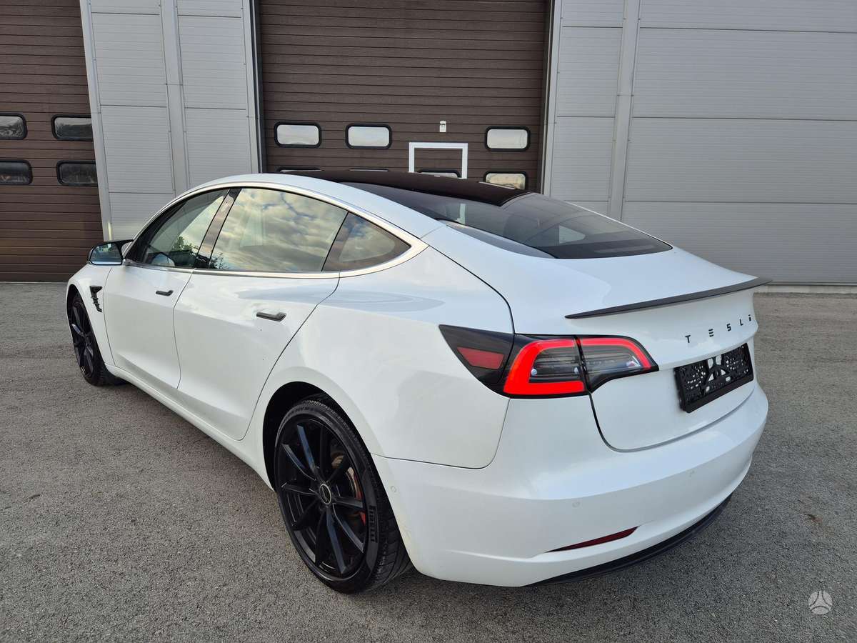 Tesla Model 3, Седан