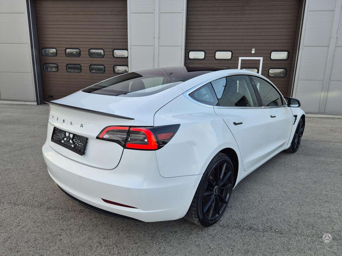 Tesla Model 3, sedanas