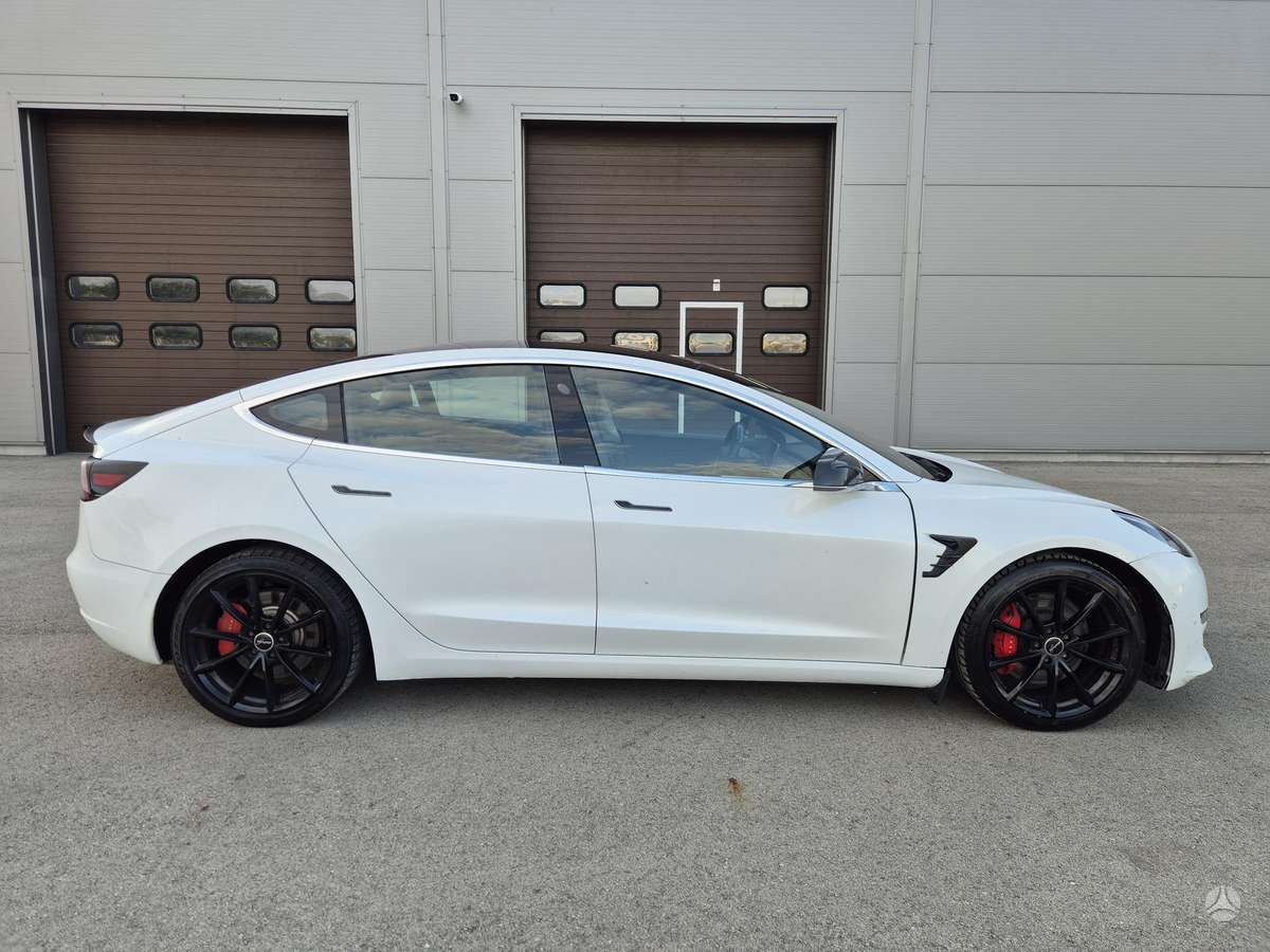 Tesla Model 3, Седан